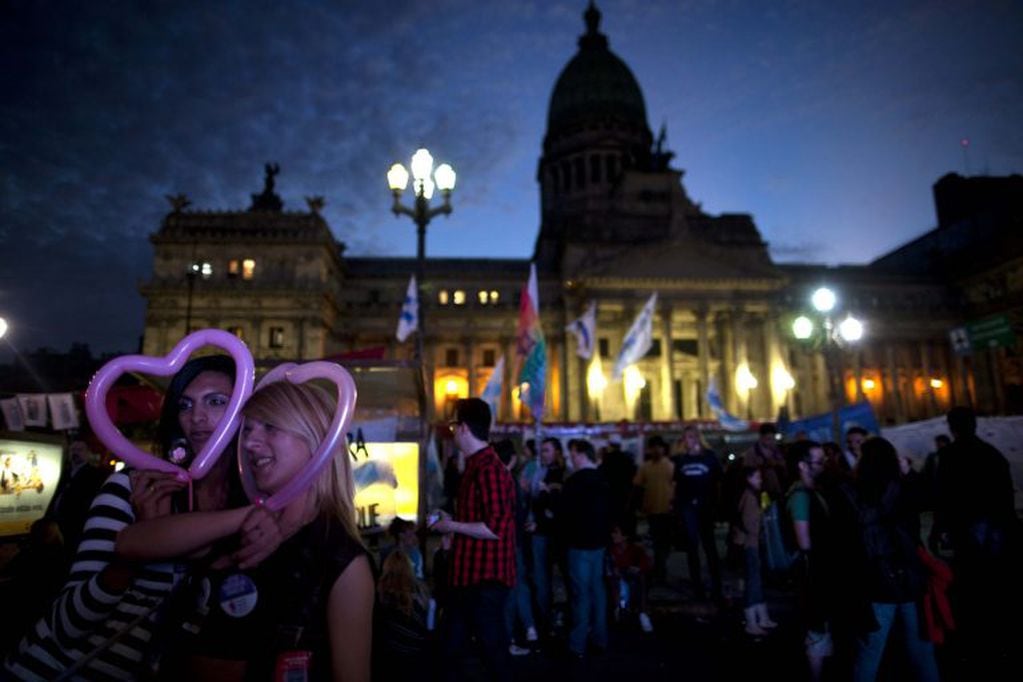 Buenos Aires . Tratamiento en el senado ley identidad sexual marcha apoyo tratamiento ley identidad de genero referentes de organizaciones gay lesbianas travestis y trans