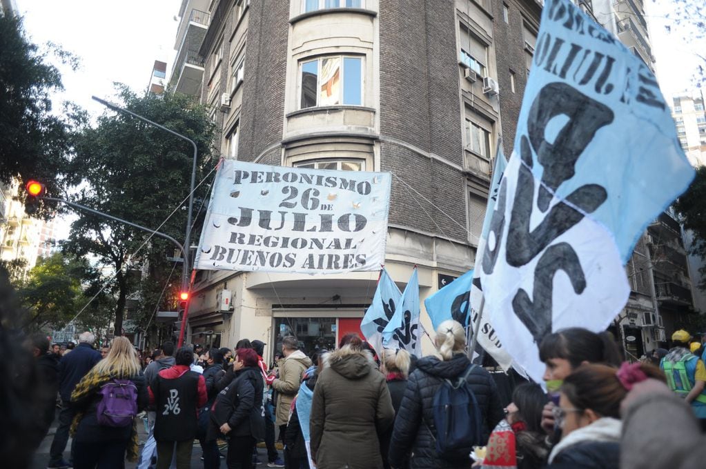Desde las 18:00 horas, cientos de militantes comenzaron su vigía al frente del departamento de Cristina Kirchner.