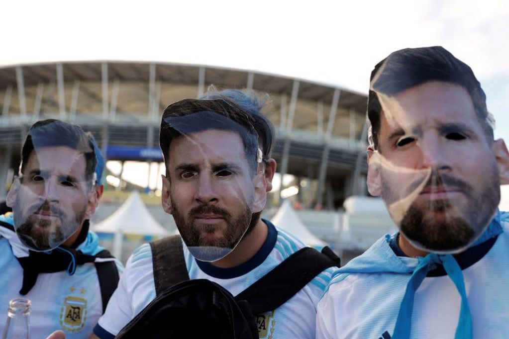 Hinchas argentinos con caretas de Messi (Foto: AP/Natacha Pisarenko).