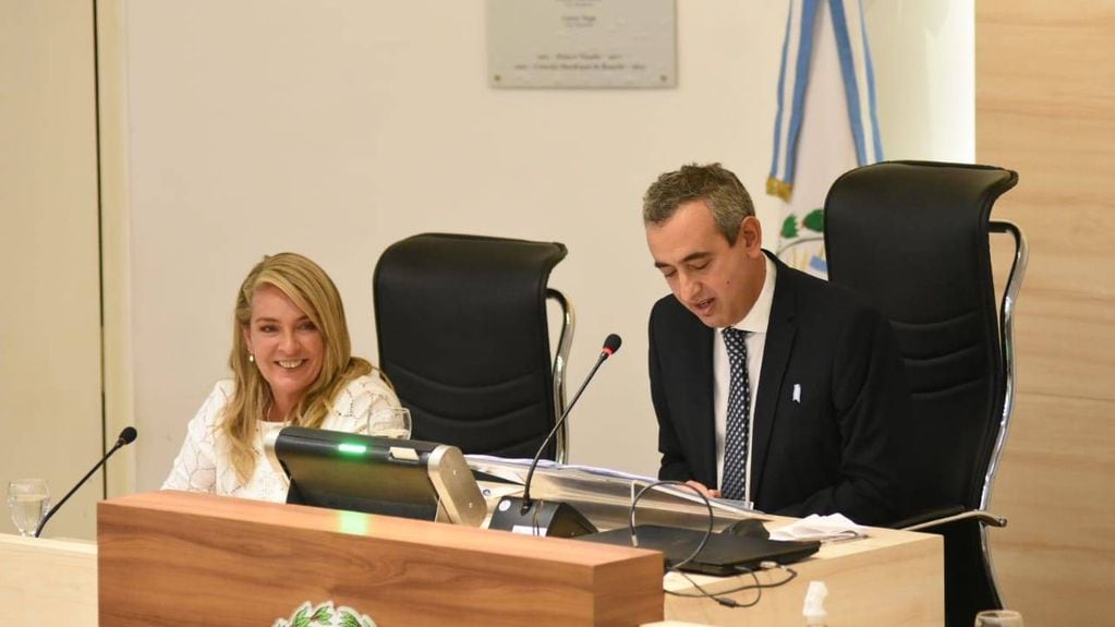 Pablo Javkin junto a María Eugenia Schmuck en la apertura de sesiones del Concejo