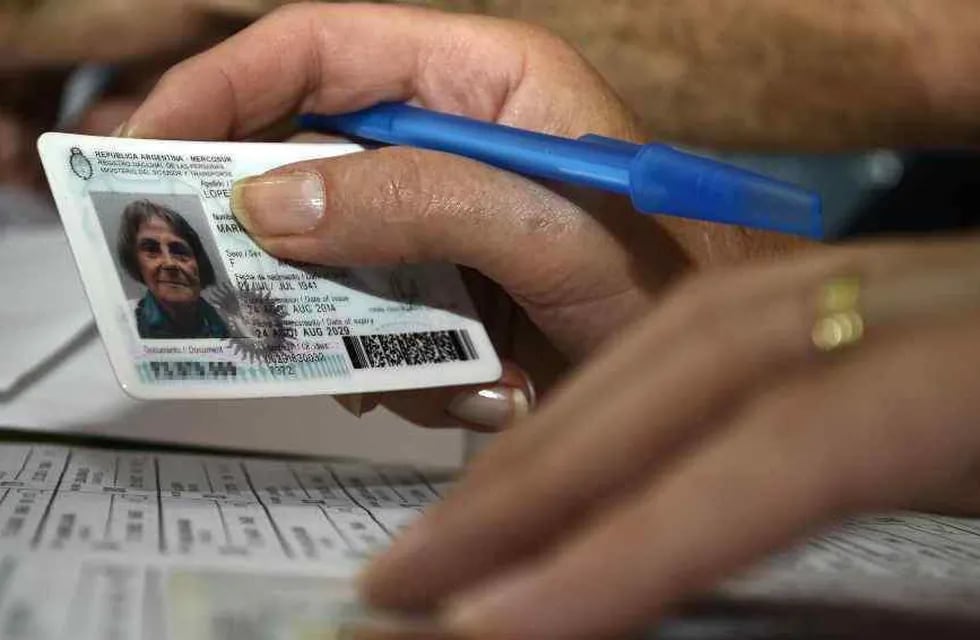Para votar, los ciudadanos deben asistir obligatoriamente con su documento nacional de identidad. (La Voz / Archivo).