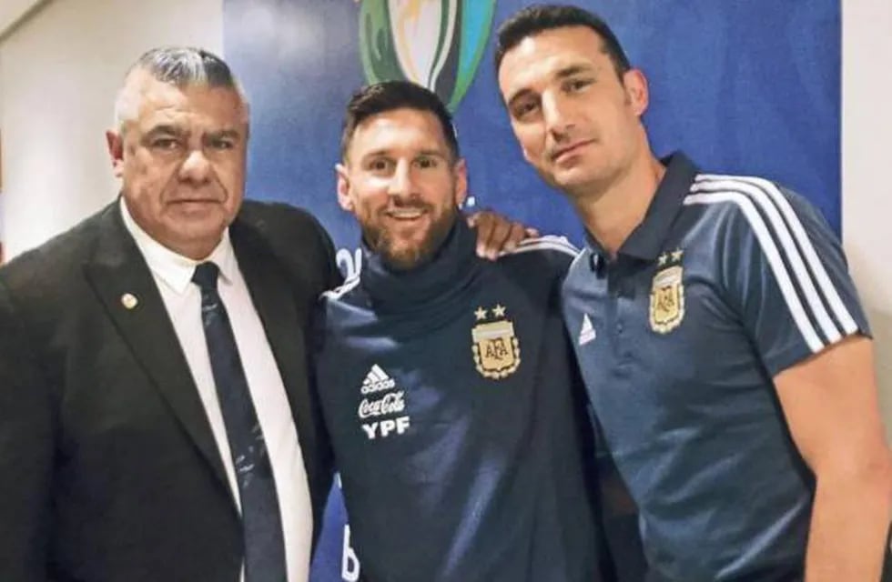 Claudio "Chiqui" Tapia junto a Lionel Messi y Scaloni. La AFA plantea la posibilidad de un nuevo Centro de Entrenamiento. Foto: Archivo.