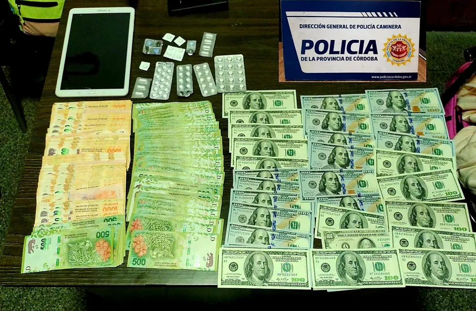 La Policía secuestró una importante suma de dinero, entre otros elementos. (Gentileza @leoguevara80 en Twitter)