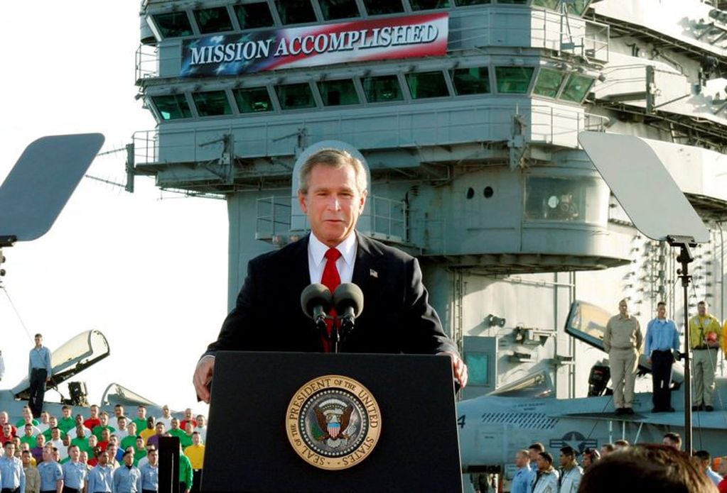 La imagen de Bush que trajo a la memoria el tuit de Donald Trump. (Foto: AP)