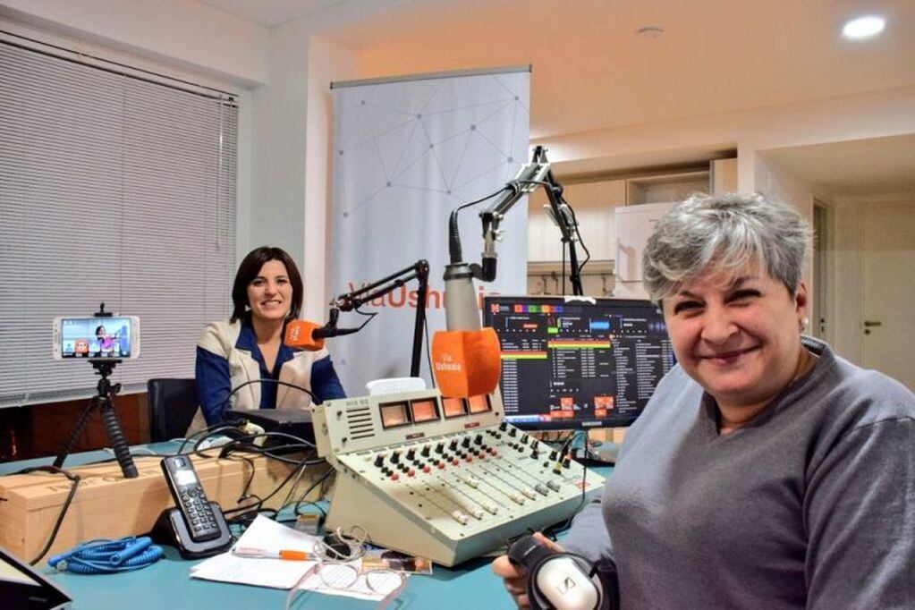 Angelina Carrasco en Vía Ushuaia Radio junto a la Licenciada María del Valle Zúñiga