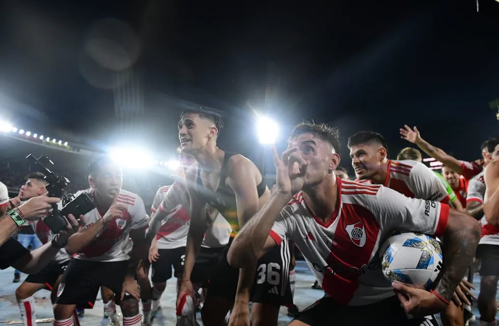 River venció 2-1 a Estudiantes y se coronó campeón de la Supercopa Argentina en el estadio Mario Alberto Kempes.