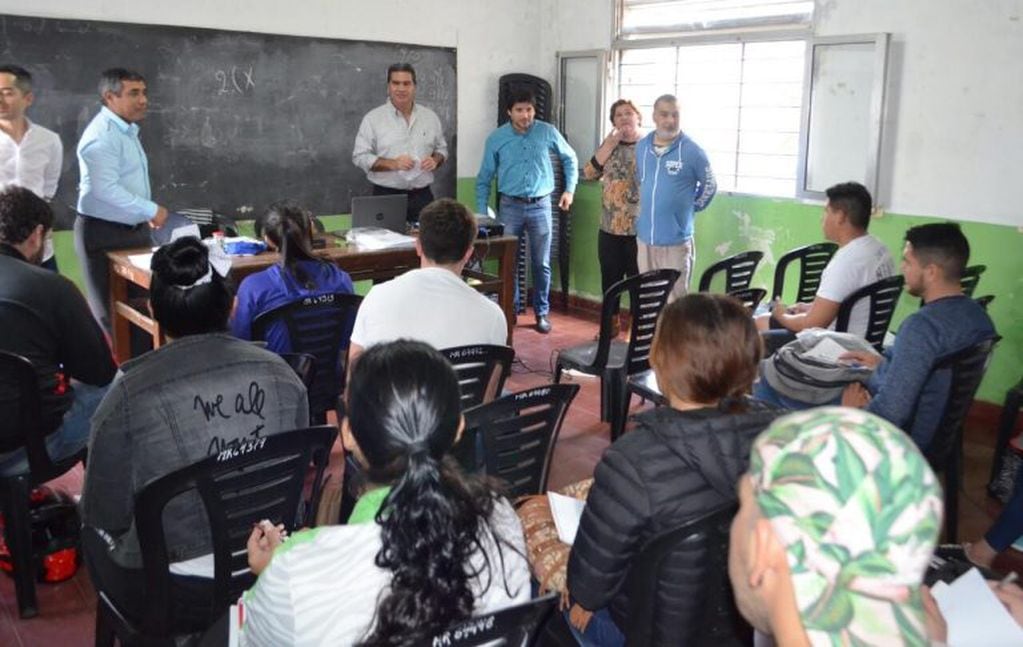 El intendente estuvo en la escuela Emilio Lamarca, donde se desplegó el operativo. (Prensa Municipalidad de Resistencia)