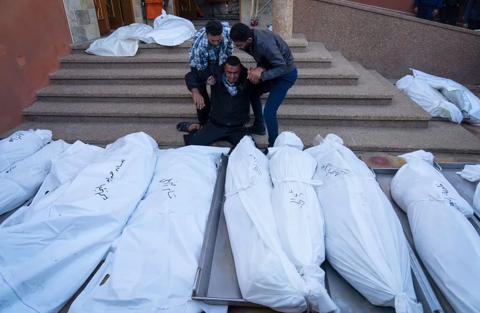Palestinos lloran a sus familiares muertos en un bombardeo israelí sobre la Franja de Gaza, en el hospital de Khan Younis, el 3 de diciembre de 2023.