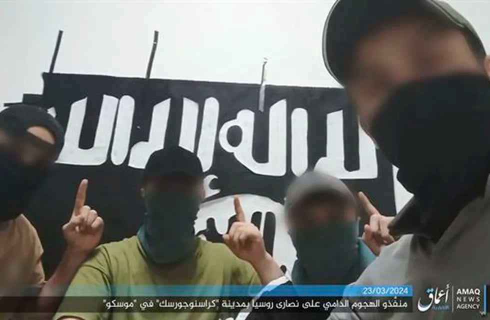 Estado Islámico difunde un video de su masacre en Moscú donde degüellan a un hombre herido.