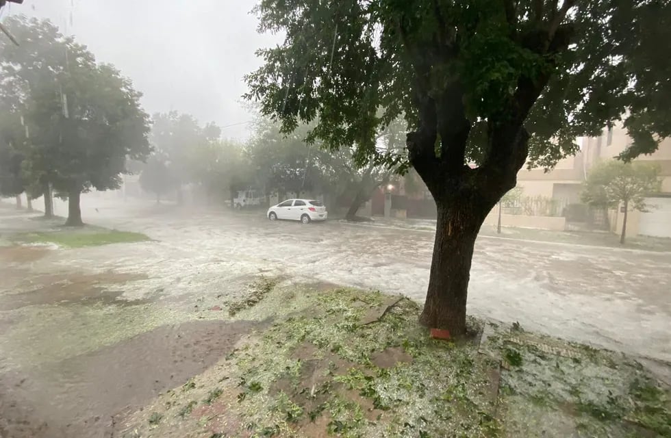 Fuerte temporal de lluvia y granizo en Río Cuarto este sábado por la mañana.