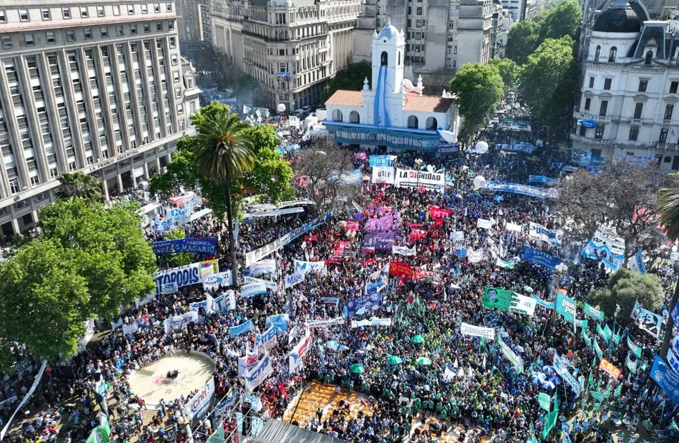 El Día de la Lealtad llenó a la Plaza de Mayo de personas. Foto: Los Andes.