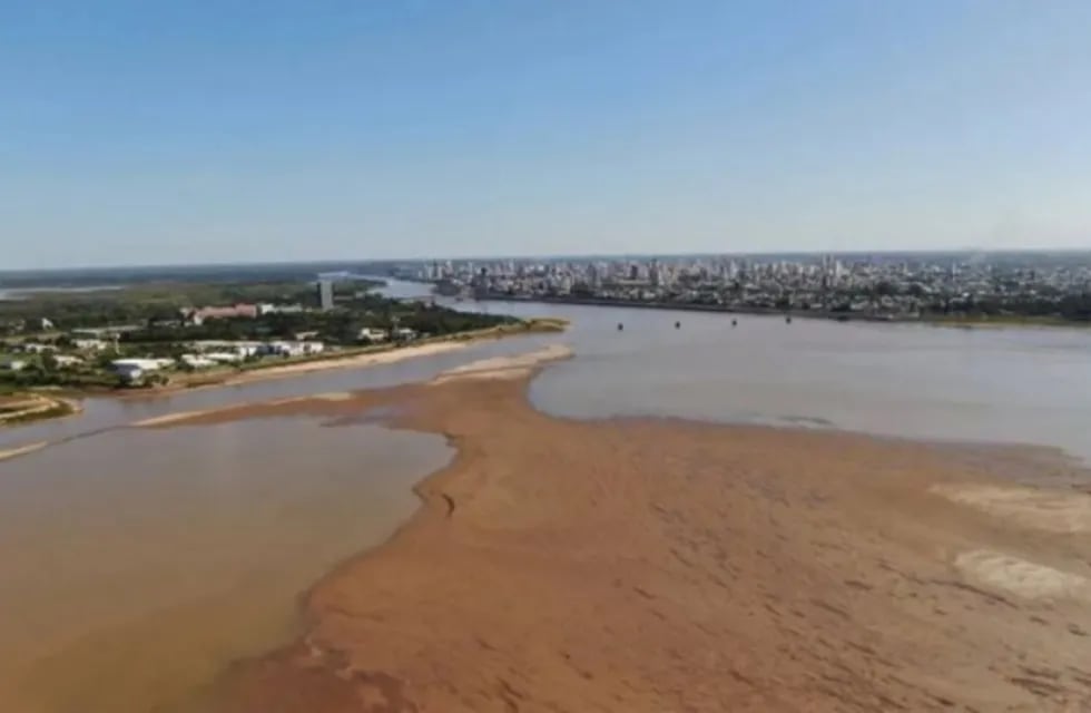 Cada vez hay menos agua en el caudal de  navegación del río Paraná.