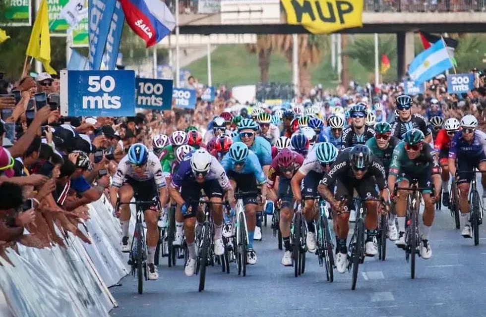 Un insólito momento se vivió en el sprint final de la Vuelta a San Juan 2023.