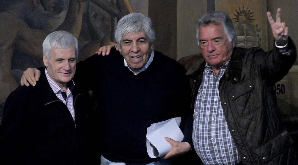 Luis Barrionuevo junto a Antonio Caló y Hugo Moyano. Crece la preocupación en el sindicalismo.