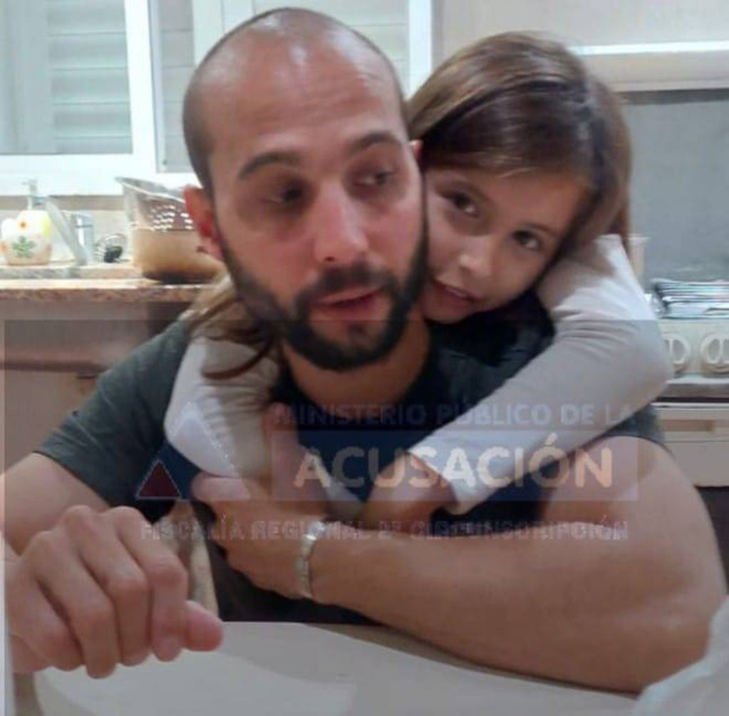 El Ministerio Público de la Acusación (MPA) difundió la foto del ex de Carabajal y de la nena para ubicar a ambas personas.