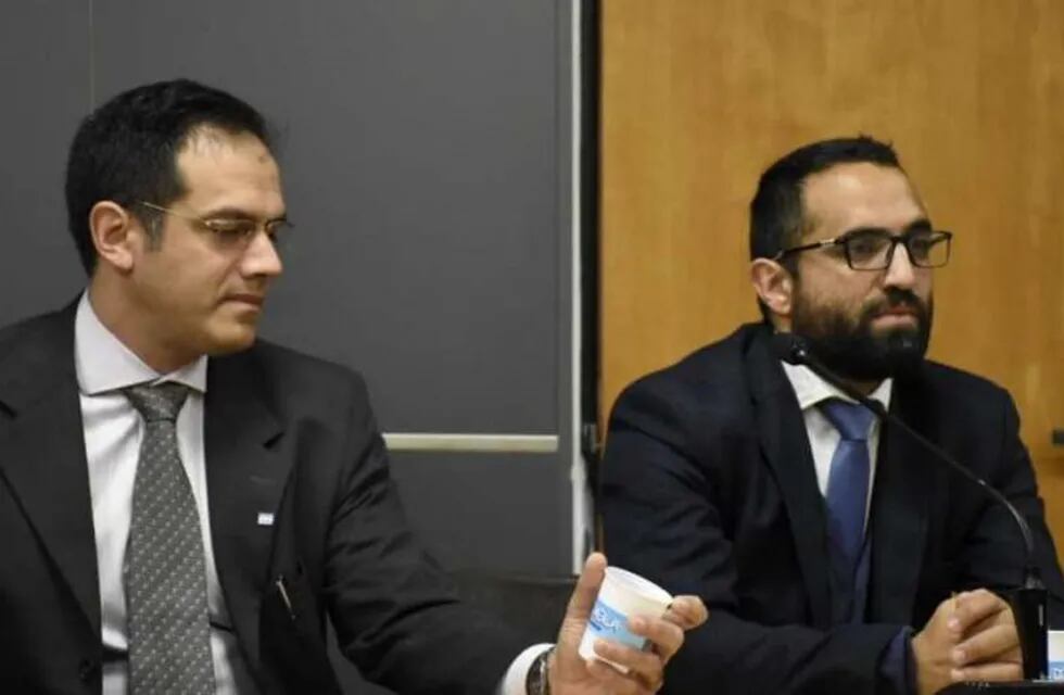 Leandro Javier Rodríguez Lastra junto a su abogado defensor. (Gentileza Florencia Salto).