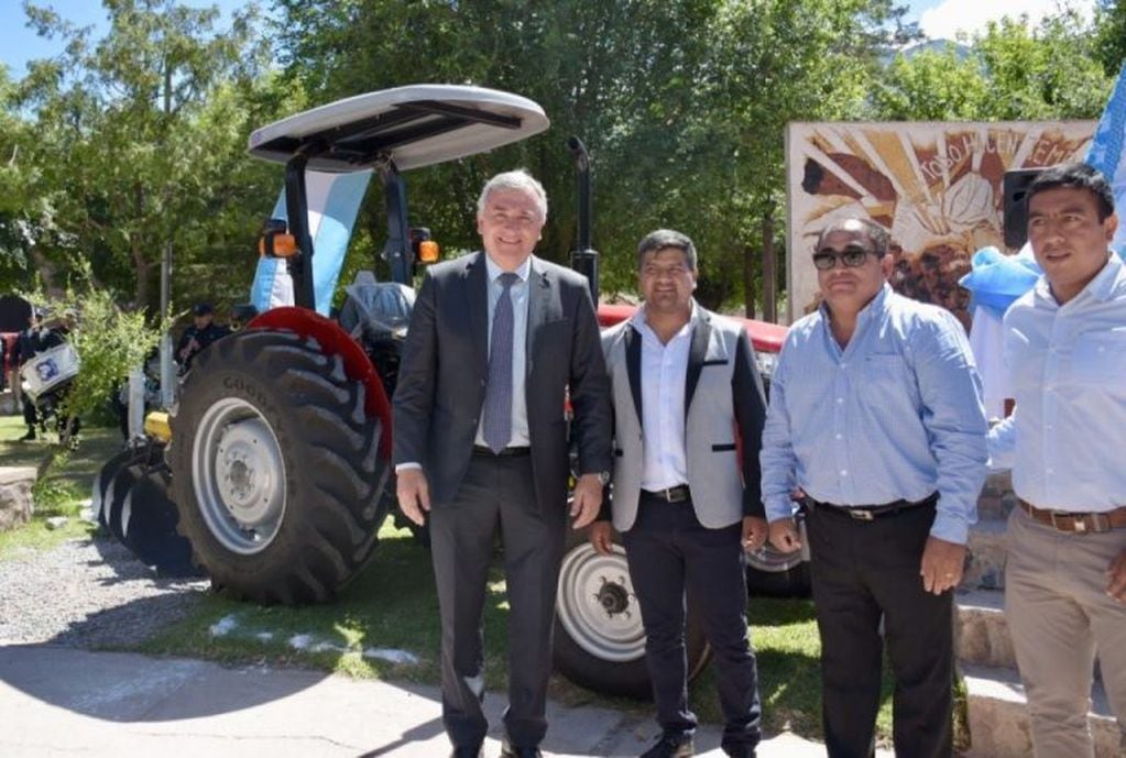 El gobernador Morales junto a las autoridades de la Comisión Municipal de Volcán.