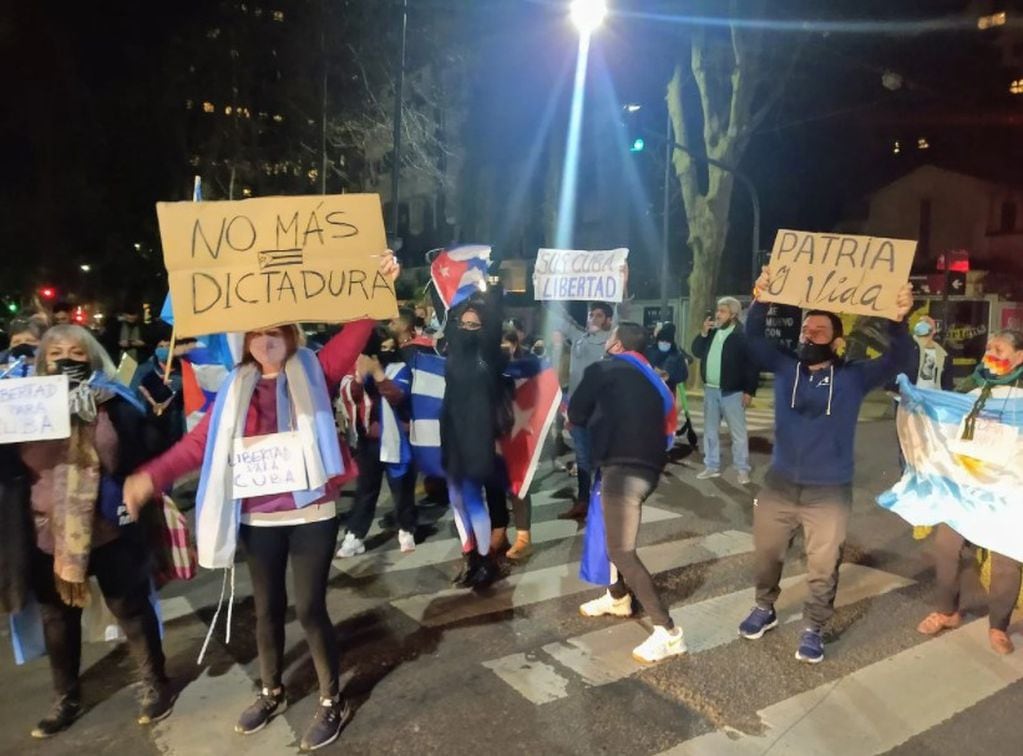 Decenas de manifestantes pidieron "patria y vida" en la Embajada cubana en Argentina.