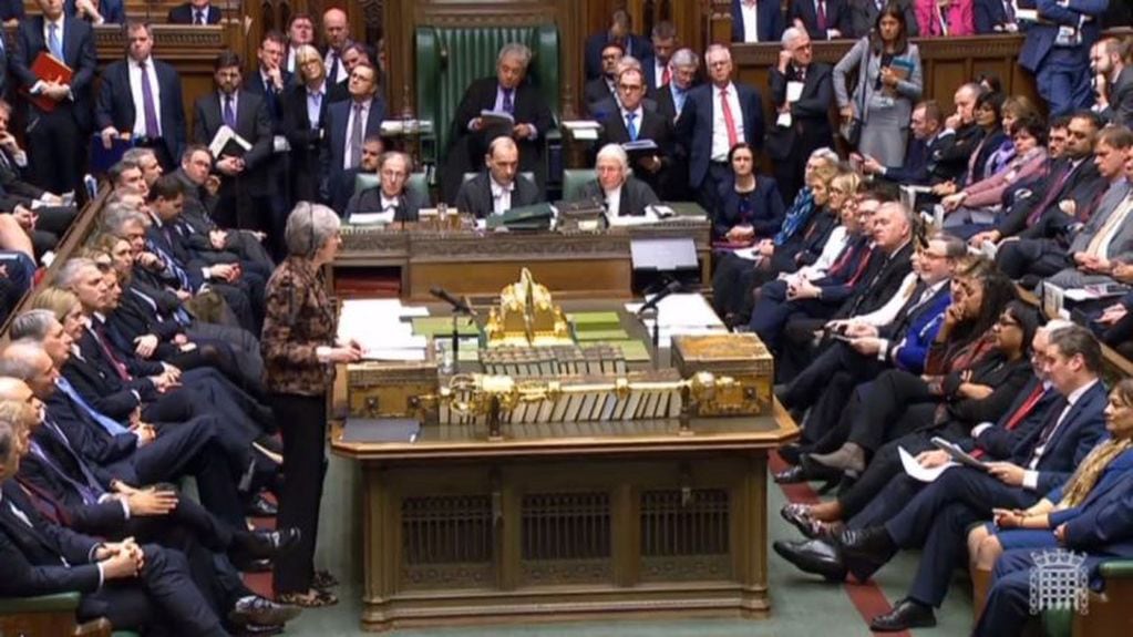 Captura de video tomada de la señal de la unidad de grabación del Parlamento británico que muestra a la primera ministra británica, Theresa May en el Parlamento en Londres.