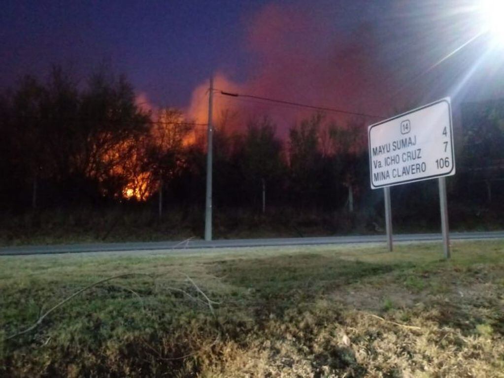 Incendio en San Antonio de Arredondo, este martes por la noche.