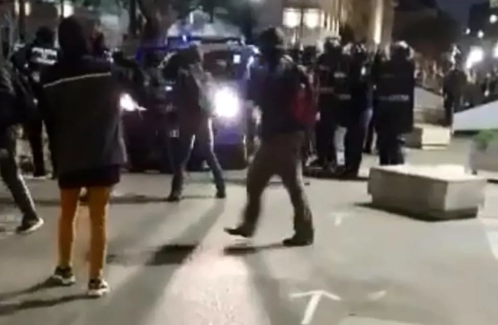 Tensión en la Plaza de la Intendencia (captura video).