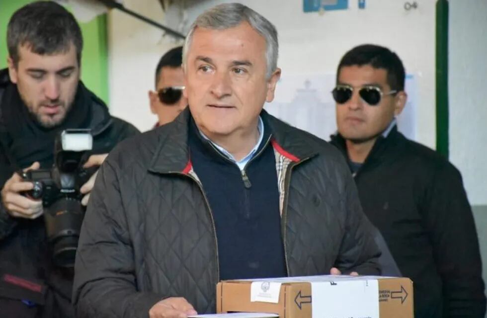 Gerardo Morales, al momento de depositar su voto en la urna.
