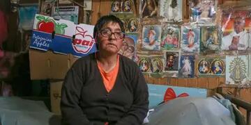 Alicia, la canillita que vende diarios hace 40 años en Bariloche.