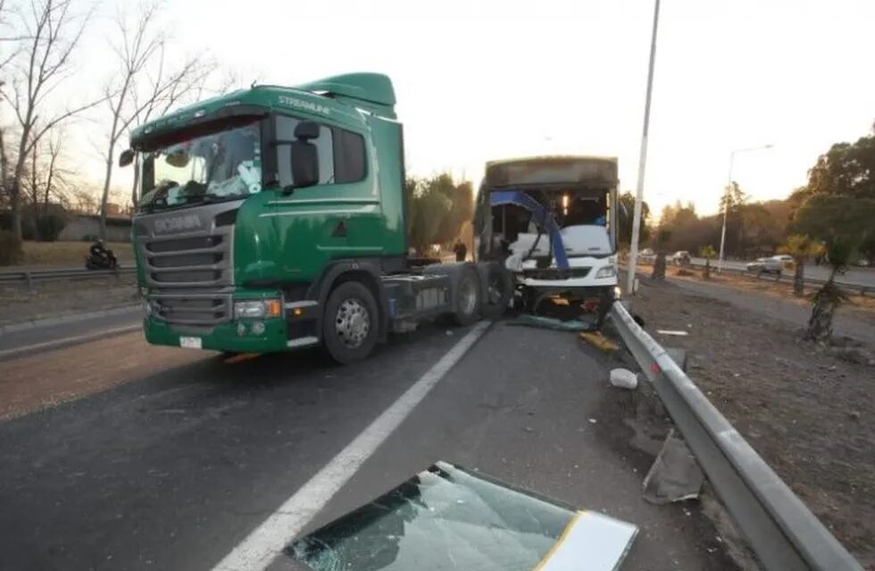 Un accidente entre un camión, un micro y automóviles complicaron el tránsito en el acceso Este a Mendoza.