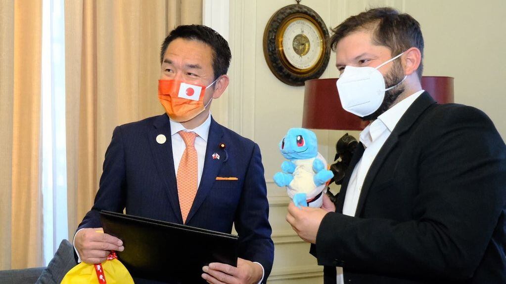 El canciller japonés a le regaló un pokemon de peluche a Gabriel Boric antes de asumir como mandatario. 