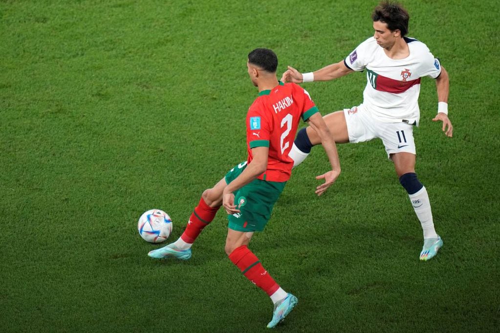 Achraf Hakimi y Joao Felix, dos de las figuras en cancha para el cruce mundialista (AP)