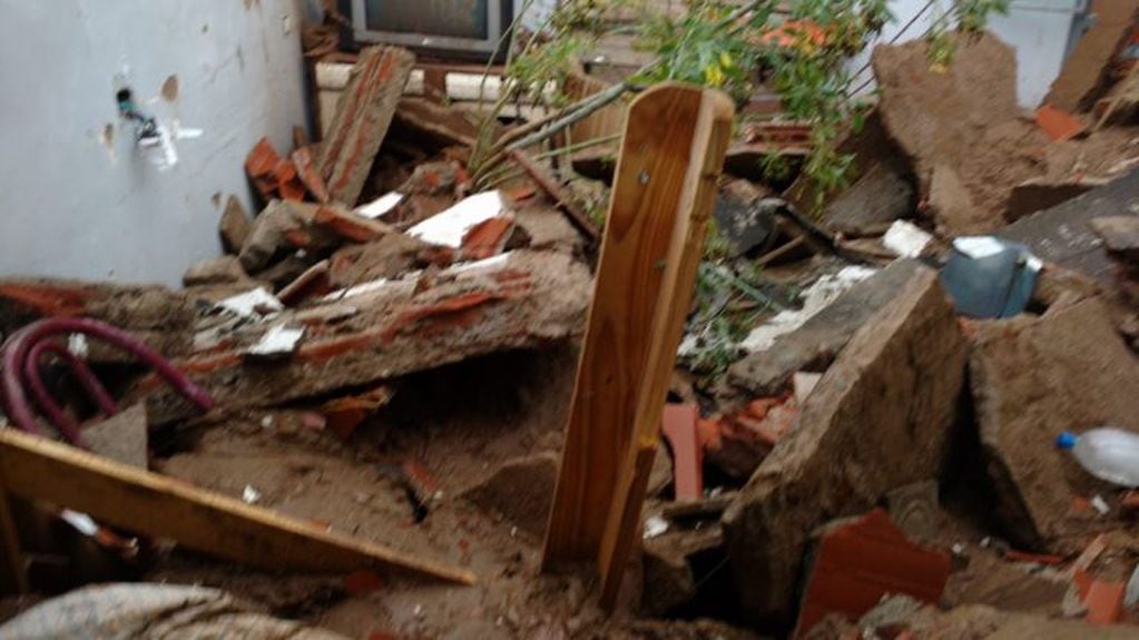 Tormenta en Córdoba: se derrumbó una casa en barrio San Salvador.