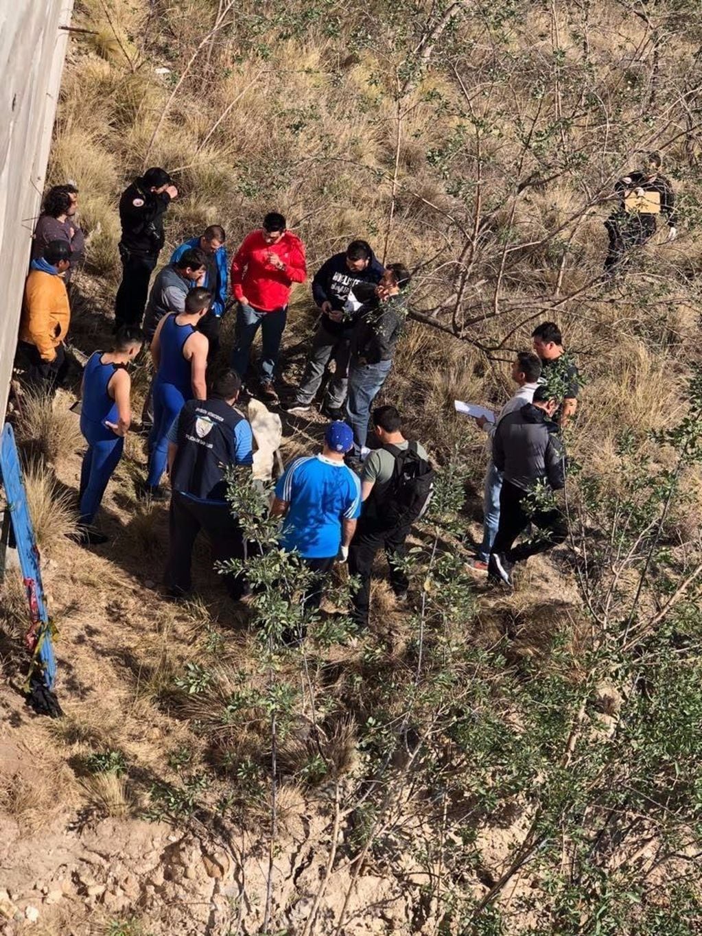 Operación de rescate para sacar el cadáver del agua