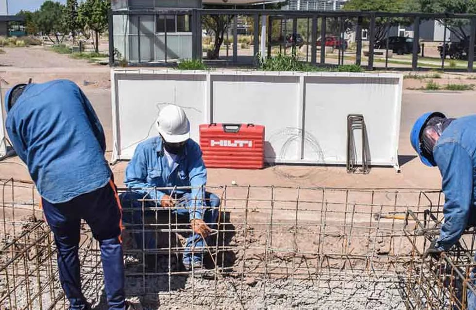 Los obreros ya trabajan en el nuevo parador urbano que tendrá el metrotranvía en el Parque TIC. Gentileza Municipalidad de Godoy Cruz