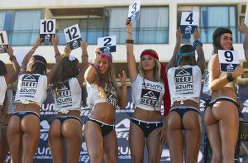 Model pose during Miss Reef pageant on February 25, 2012 in Renaca beach, Vina del Mar, Chile. Hundreds of tourists attend the event to choose the best female body. AFP PHOTO/MARTIN BERNETTI
 viña del mar chile  concurso miss reef concurso de cola colas 