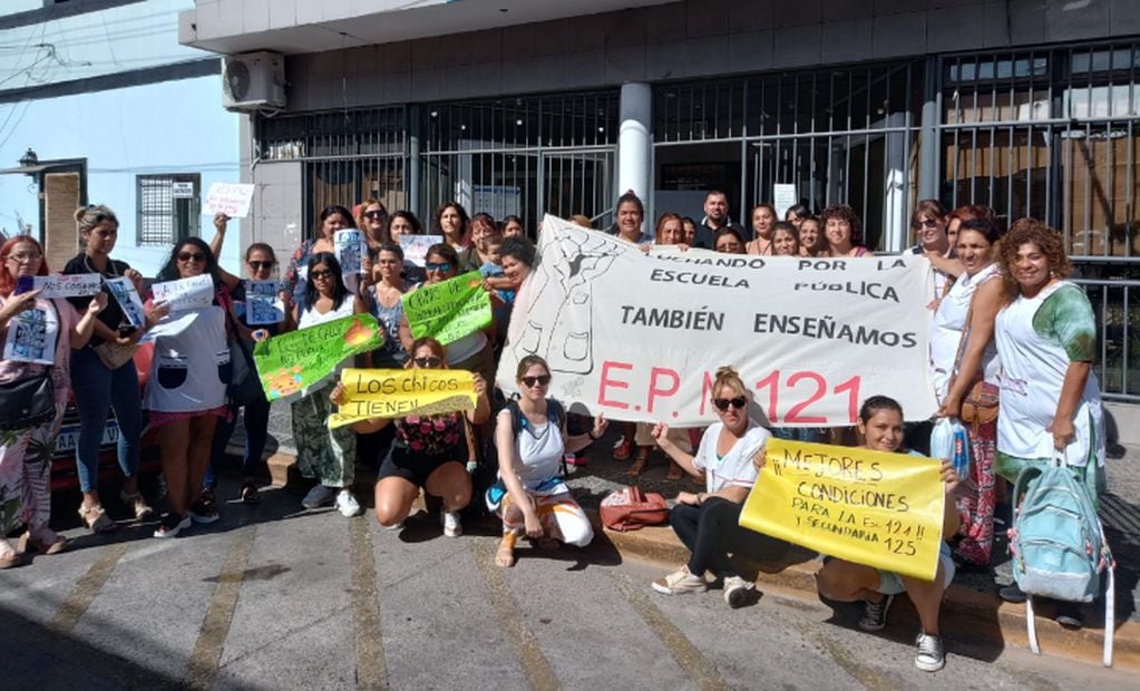 Docentes y familias piden condiciones habitables en las escuelas de La Matanza.