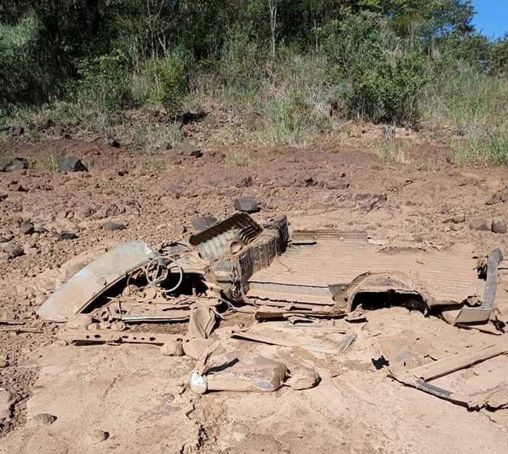 Por la bajante del río Paraná, se ven restos de lanchas, moto de agua, autos y hasta huesos