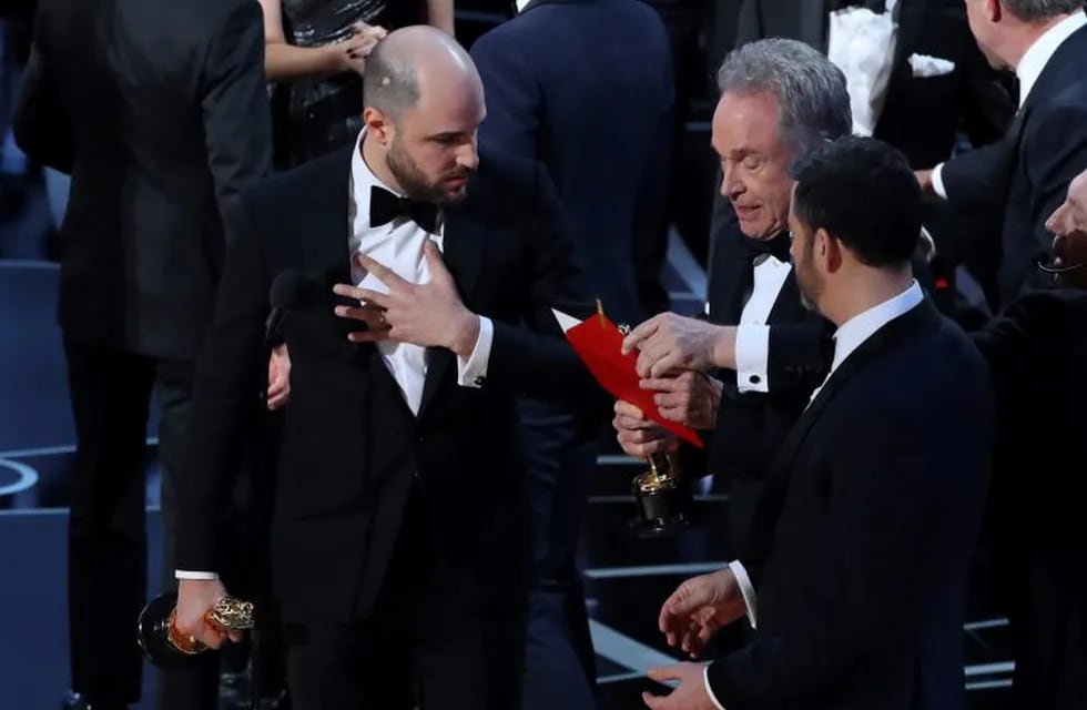 REFILE - CORRECTING TYPO 89th Academy Awards - Oscars Awards Show - Hollywood, California, U.S. - 26/02/17 - Jordan Horowitz and Jimmy Kimmel react as Warren Beatty holds the card for the Best Picture Oscar awarded to 