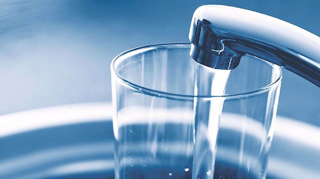 El agua posee propiedades físicas y químicas beneficiosas para el organismo, indispensables para: la digestión, absorción, distribución de nutrientes, eliminación de desechos, regulación hormonal y anímica.