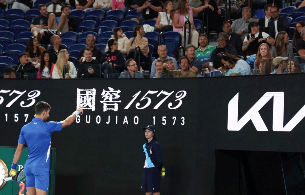 Djokovic se acerca a la tribuna para responderle a un espectador que le gritó durante todo el partido frente al local Alexei Popyrin. (AP)