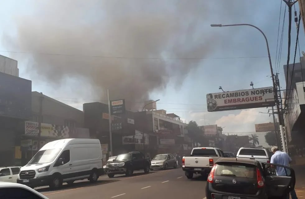 Incendio afectó un taller de una casa de repuestos en Posadas.