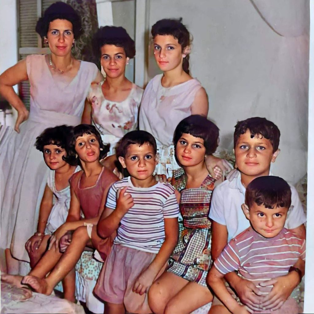 Mohamed Hadid (arriba a la derecha) junto a sus hermanas, hermanos y madre en Palestina en la década del 40.