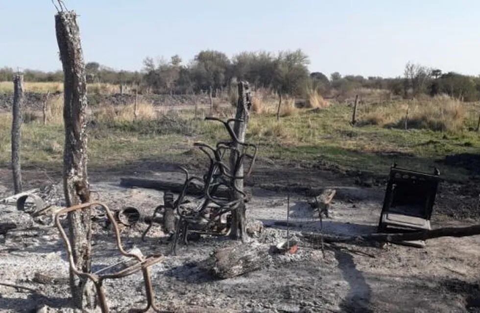 Murieron dos hombres calcinados al incendiarse sus viviendas en el norte santafesino