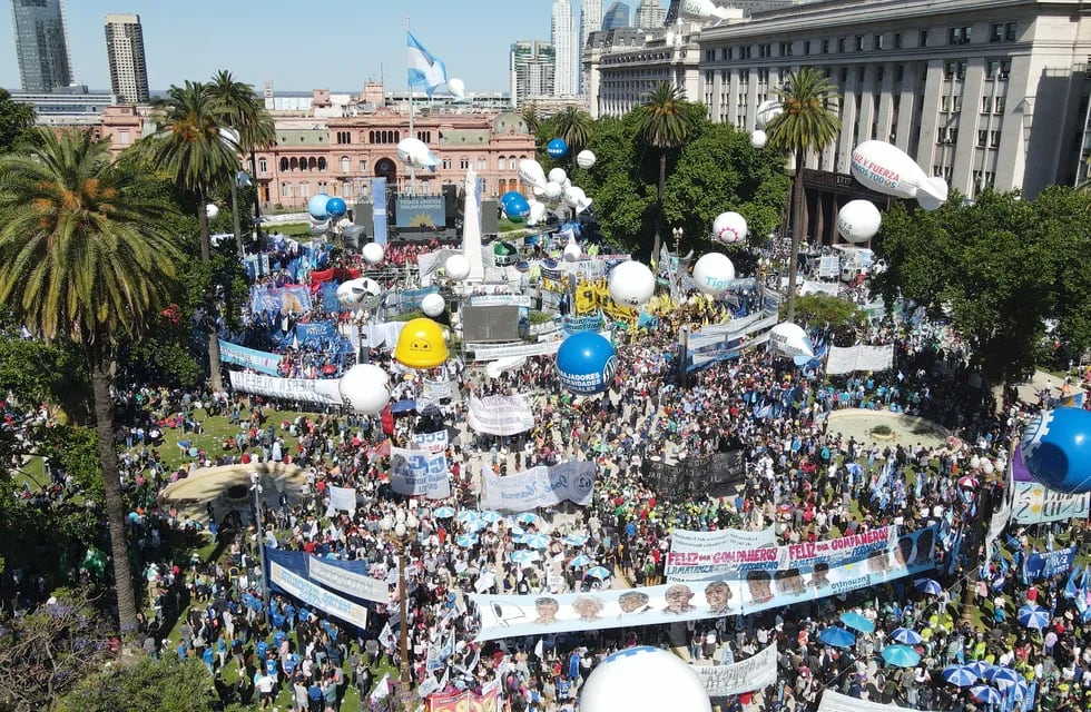 Dia del militante en plaza de mayo a favor del gobierno , cgt movimientos sociales
foto clarin