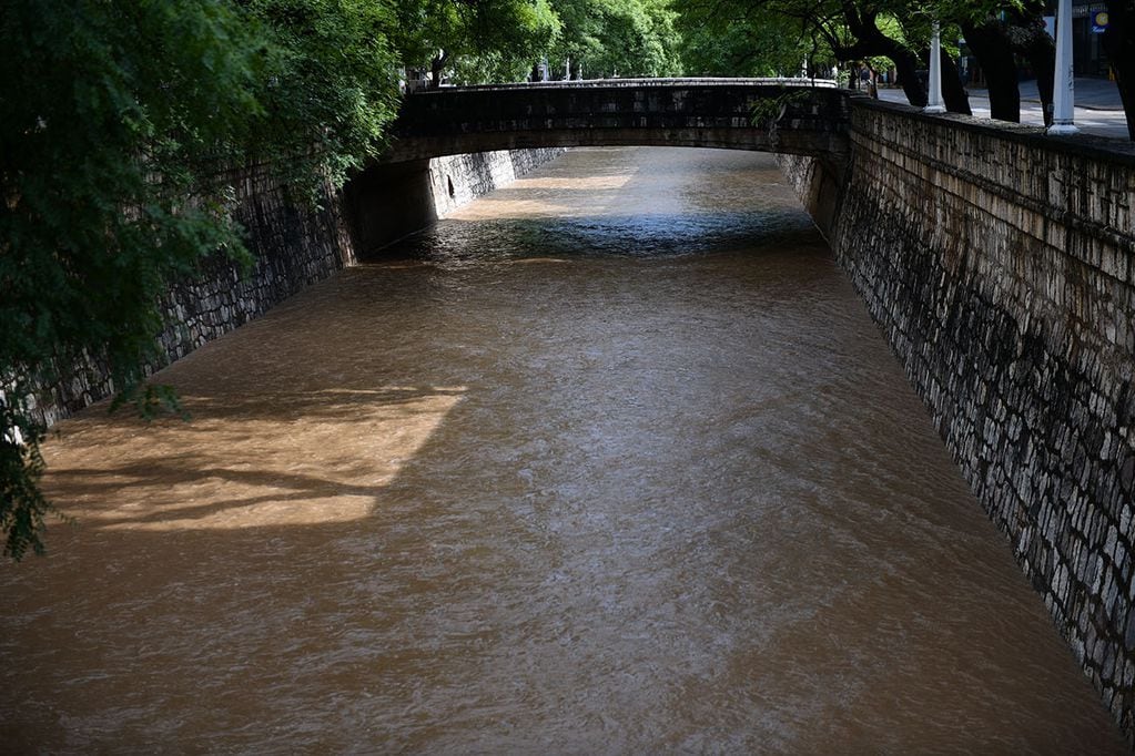 Las fuertes lluvias en la ciudad de Córdoba elevaron significativamente el caudal de la Cañada. 