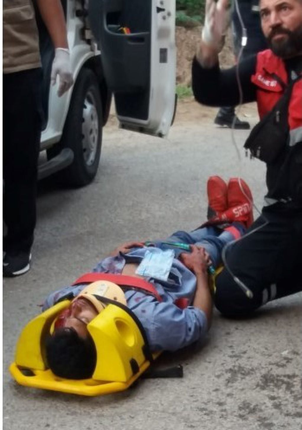 Uno de los ocupantes del vehículo es atendido por el personal del SAME sobre el pavimento, antes de ser trasladado al hospital "Pablo Soria".
