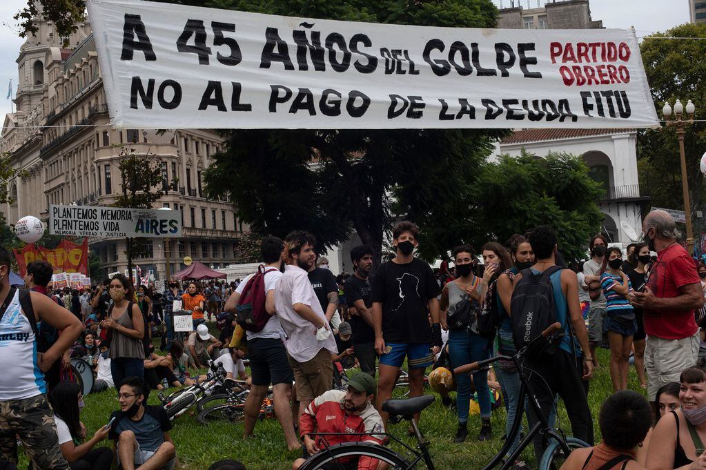 Las organizaciones de izquierda, en la plaza. (Foto: Clarín)