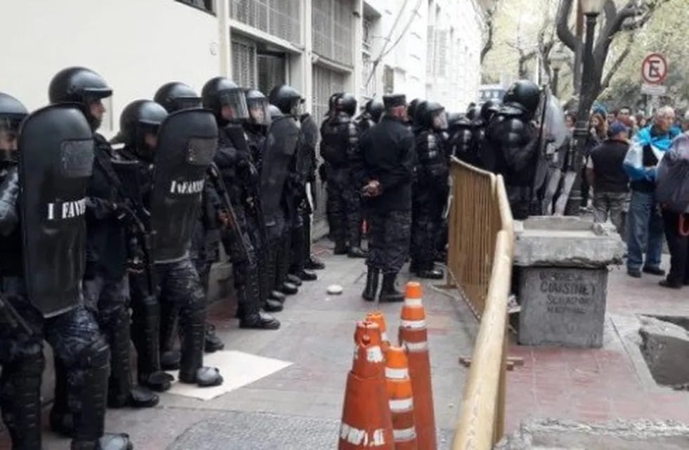 Se generaron disturbios enfrente de la Legislatura de Mendoza.