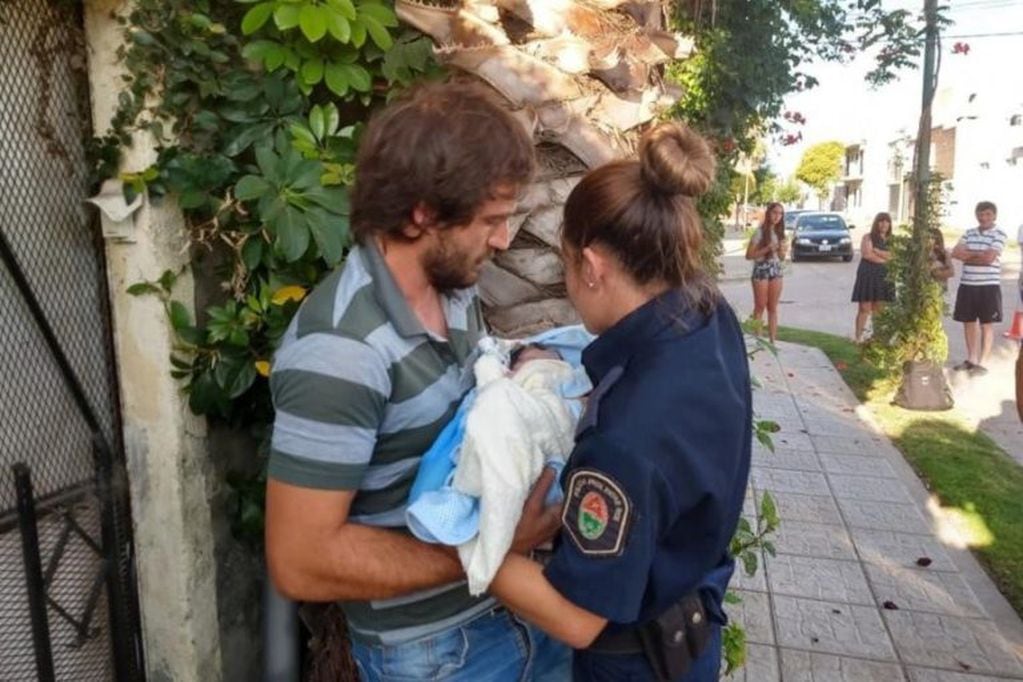 Oficial de Policía entrega el bebé recién nacido al papá  
Crédito: R2820
