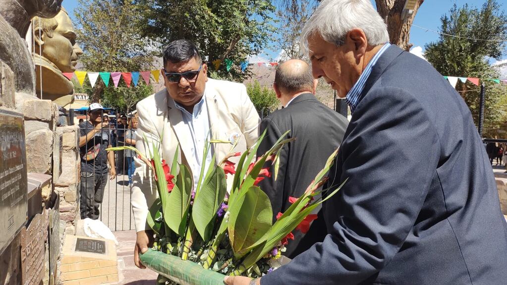 Con una ofrenda floral, Romero y Haquim rindieron homenaje a figuras relevantes de la historia y la cultura  de Tilcara, en la inauguración del 66.to Enero Tilcareño.