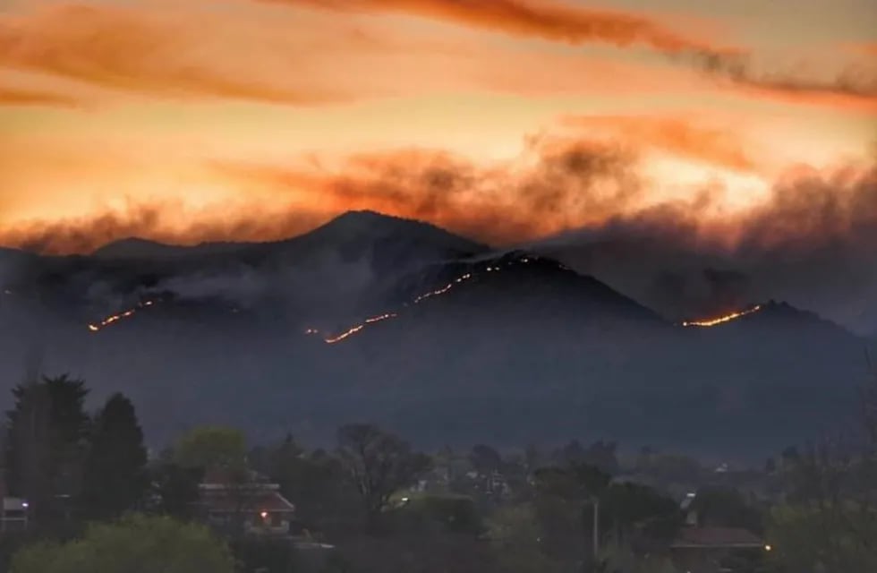 Incendio forestal entre Carlos Paz y San Antonio de Arredondo, a primeras horas de este martes 22 de septiembre. (Foto: gentileza Charly Soto).